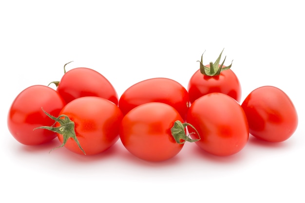 Pomodori ciliegini. Tre pomodorini su uno sfondo bianco.