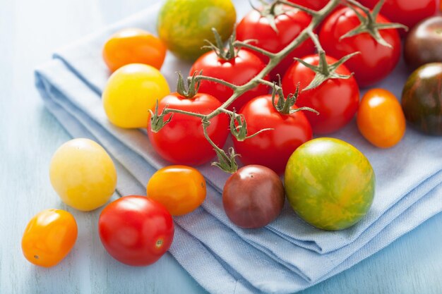 Pomodori colorati sul tovagliolo blu