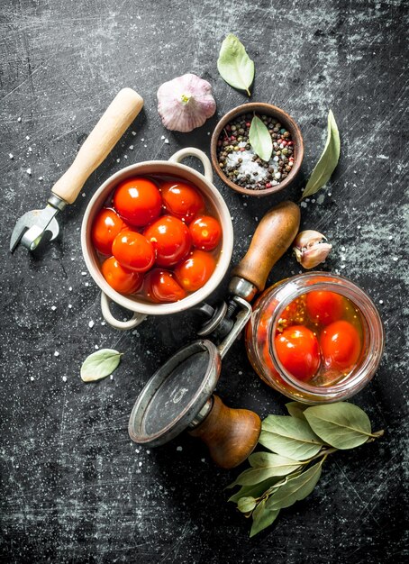 Pomodori conservati con alloro e aglio