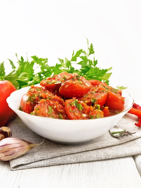 Pomodori coreano nel piatto sul tavolo