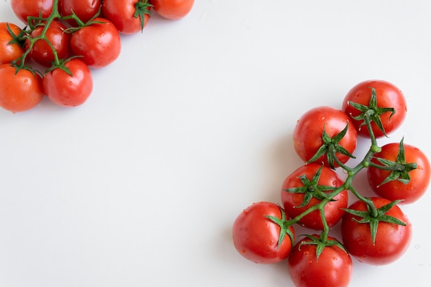 pomodori crudi su sfondo bianco