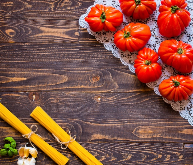 Pomodori cuore di bue, sul tavolo di legno rustico