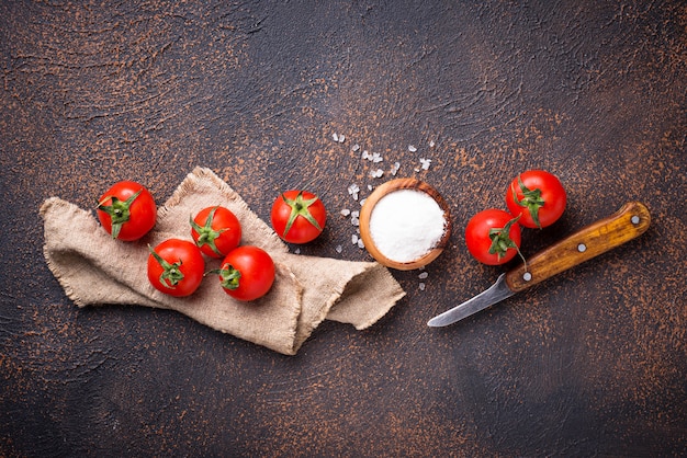 Pomodori di ciliegia freschi su priorità bassa arrugginita