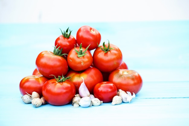 Pomodori di prodotti agricoli e mucchio di aglio