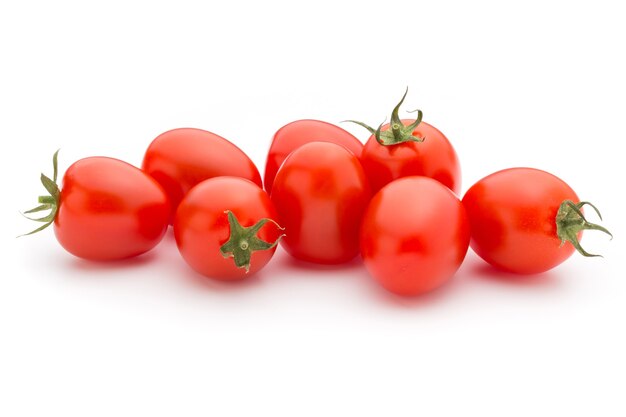 Pomodori di prugna piccoli isolati su bianco