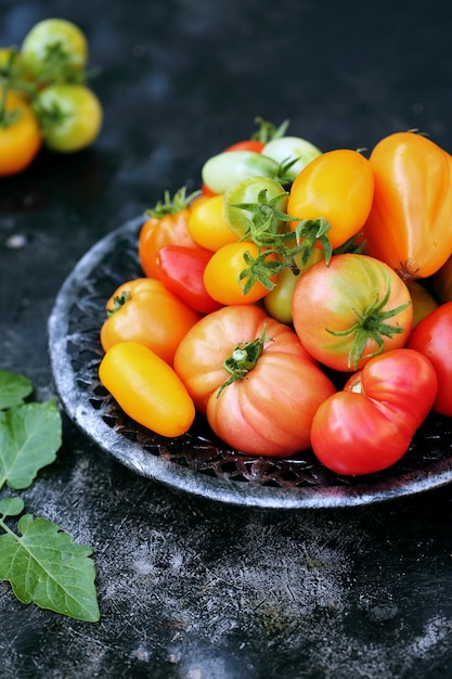 Pomodori di varie forme nel piatto