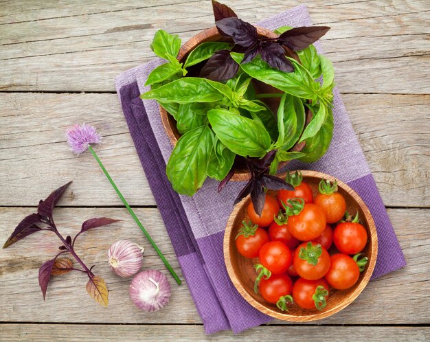 Pomodori e basilico freschi degli agricoltori