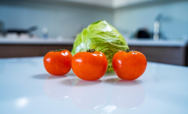 Pomodori e cavoli sul tavolo Concetto vegano e vegetariano Concetto di cibo sano