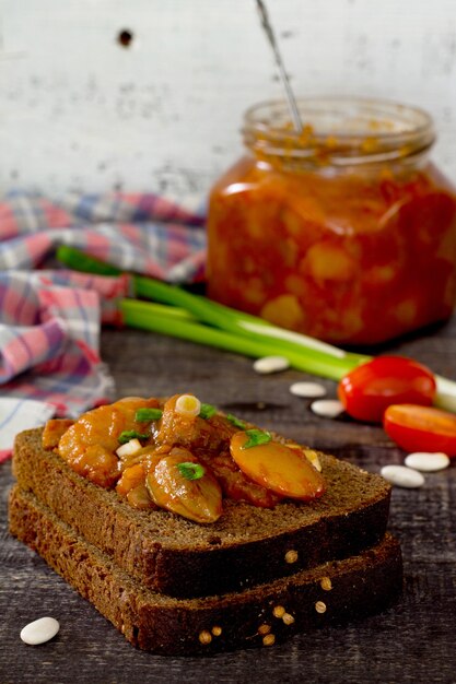 Pomodori e fagioli sul pane