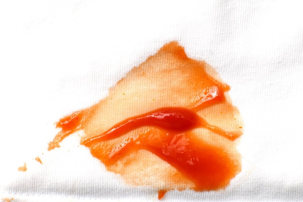 Pomodori e macchie di ketchup sui vestiti della camicia bianca si chiudono