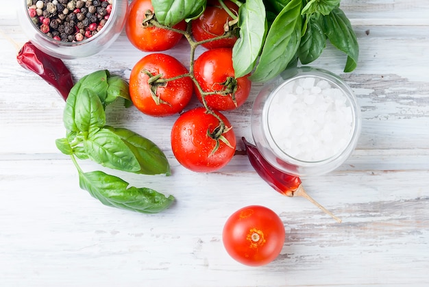 Pomodori e mazzo di basilico verde fresco