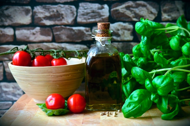 Pomodori e olio d&#39;oliva sul tavolo di legno