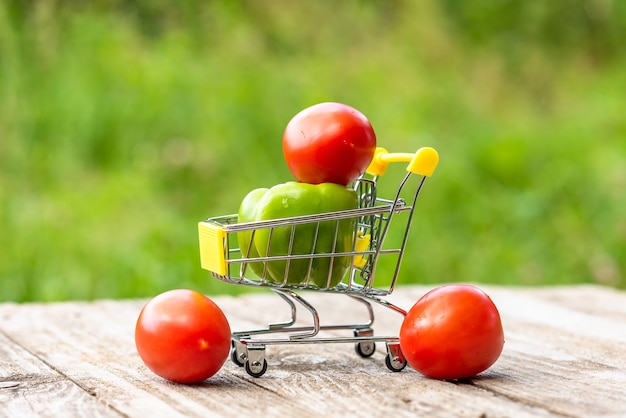 Pomodori e peperoni nel carrello.