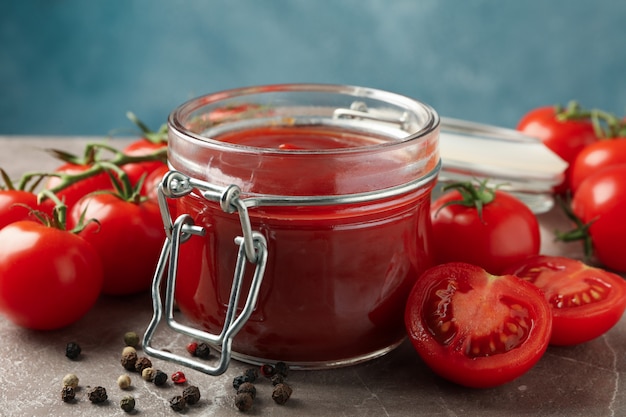 Pomodori e salsa rossi freschi, fine in su. Verdura matura