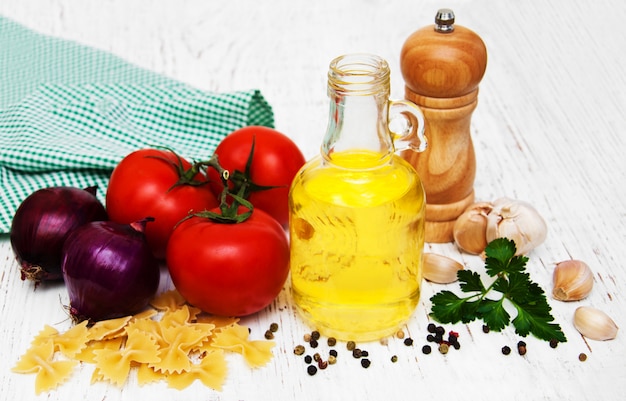 Pomodori, farfalle, aglio e olio d&#39;oliva