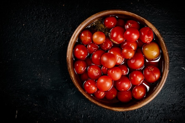 Pomodori fatti in casa per il decapaggio in un piatto