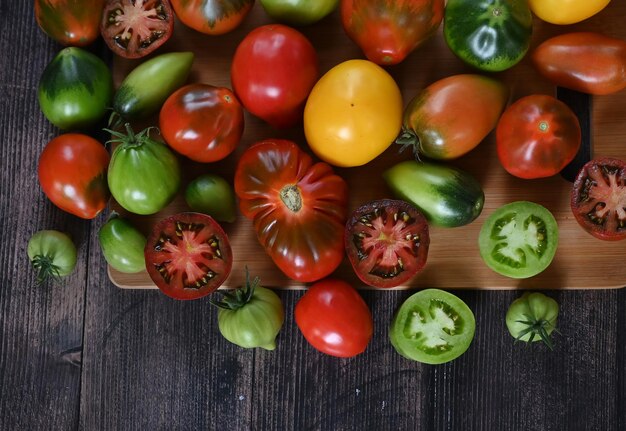 Pomodori freschi a fette su sfondo nero copia spazio