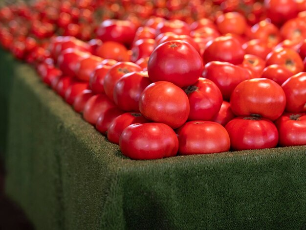 Pomodori freschi al mercato locale