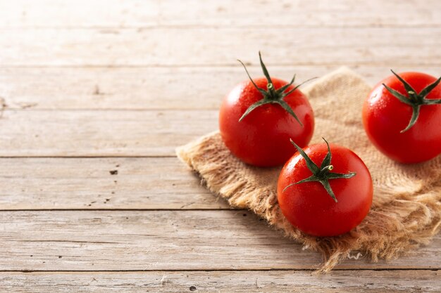 Pomodori freschi biologici sulla tavola di legno