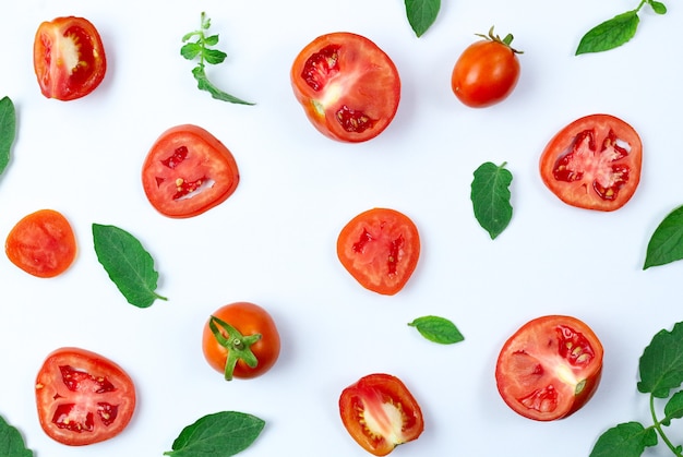 Pomodori freschi con foglie e verdure