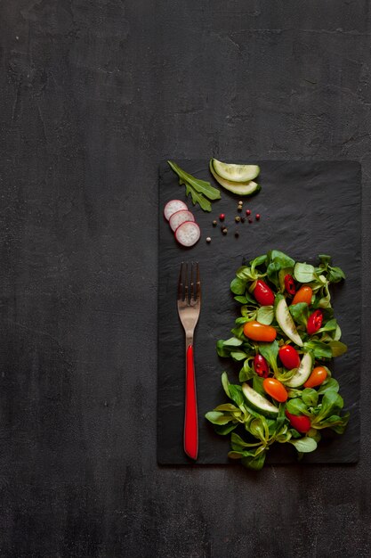 Pomodori freschi crudi, cetrioli, spinaci baby e verdure stagionali.