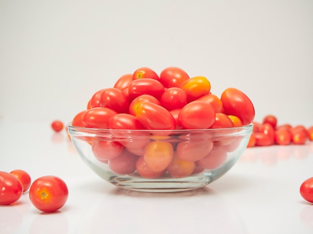 Pomodori freschi in una ciotola di vetro