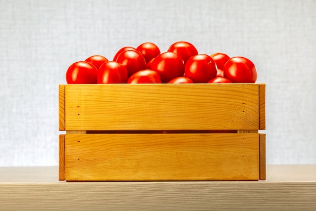Pomodori freschi in una scatola di legno da vicino.