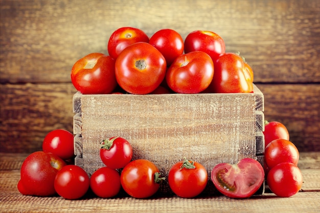 Pomodori freschi in una scatola di legno