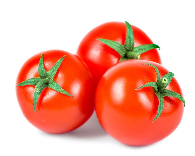 Pomodori freschi isolati su bianco