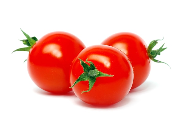 Pomodori freschi isolati su bianco