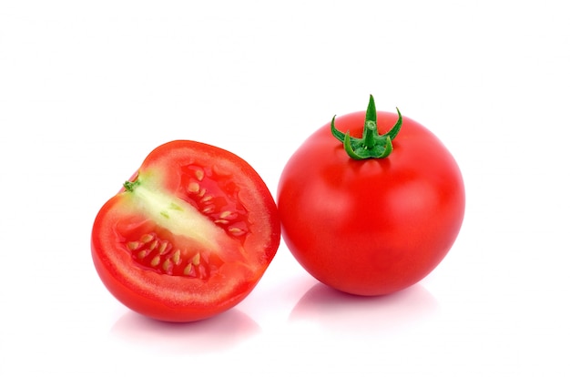 Pomodori freschi isolati su sfondo bianco