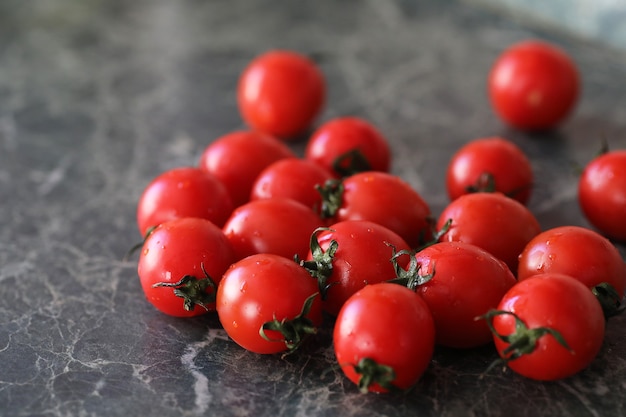 Pomodori freschi luminosi e succosi sul tavolo della cucina