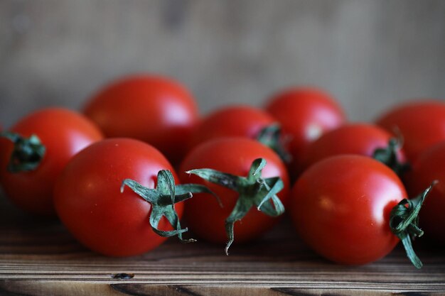 Pomodori freschi luminosi e succosi sul tavolo della cucina