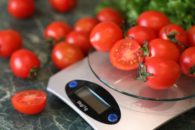 Pomodori freschi luminosi e succosi sul tavolo della cucina