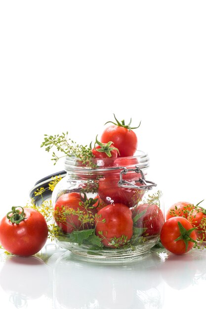 pomodori freschi naturali con spezie preparati per la conservazione isolati su sfondo bianco