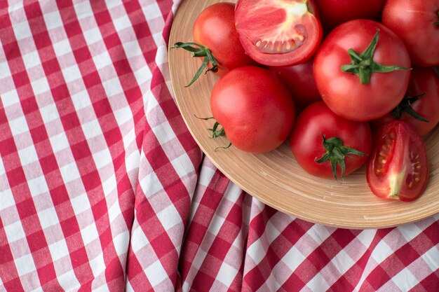 Pomodori freschi nella ciotola.