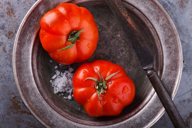 Pomodori freschi su un piatto d&#39;epoca