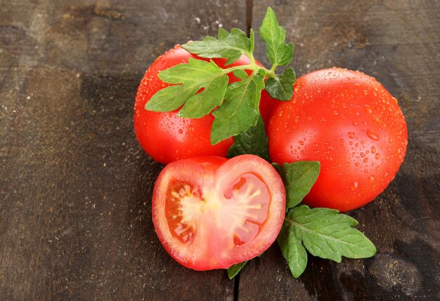 Pomodori freschi sulla tavola di legno