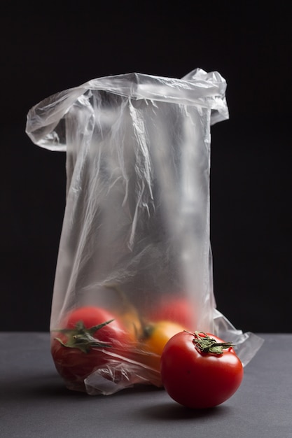 Pomodori in un sacchetto di plastica. L'immagine mostra gli effetti dannosi dei sacchetti di plastica sul cibo.