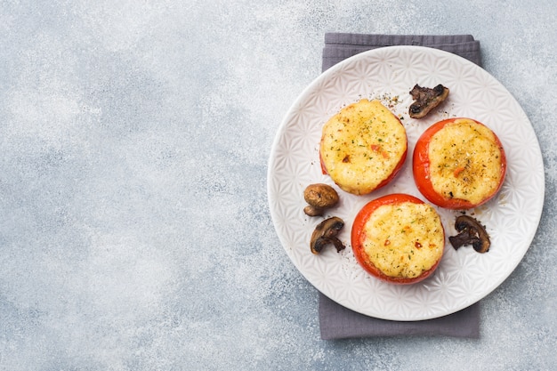 Pomodori interi al forno ripieni di funghi e formaggio con spezie