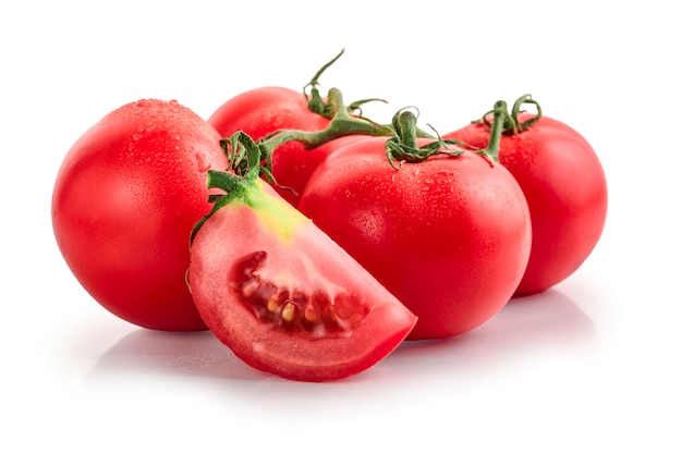 Pomodori isolati su bianco