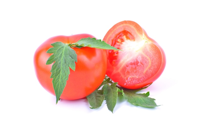 Pomodori isolati su bianco