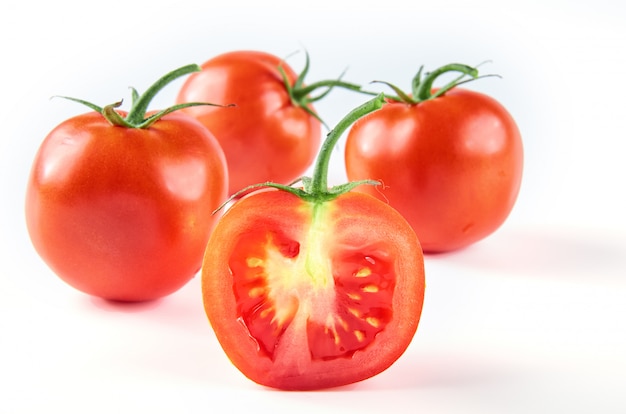 Pomodori isolati su sfondo bianco