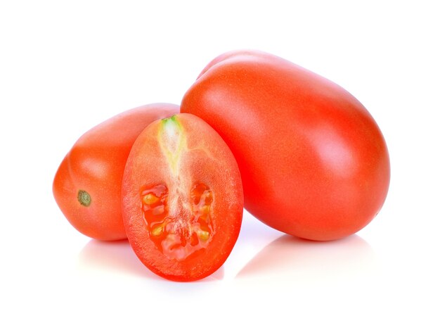 Pomodori isolati su sfondo bianco.