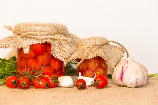 pomodori marinati in aceto con aglio e spezie