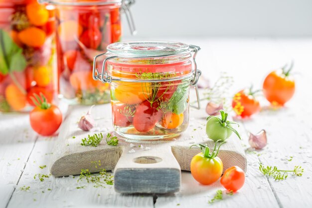 Pomodori marinati sani con verdure di serra