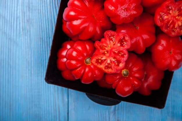 Pomodori maturi freschi, grandi