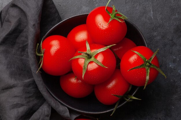 Pomodori maturi freschi in una ciotola