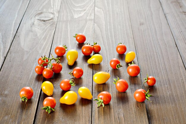 Pomodori maturi freschi sulla tavola di legno