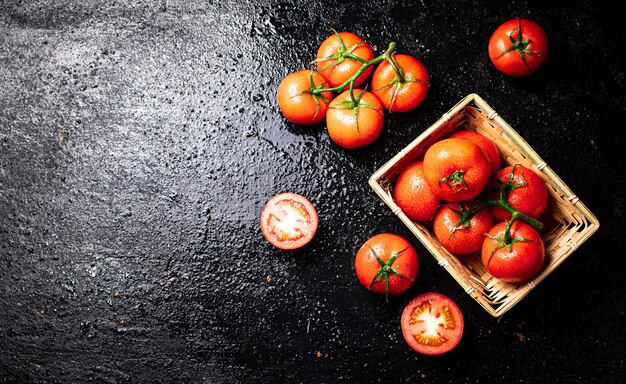 Pomodori maturi in un cestino